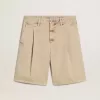 Bermudas de hombre en denim beige con acabado desgastado.