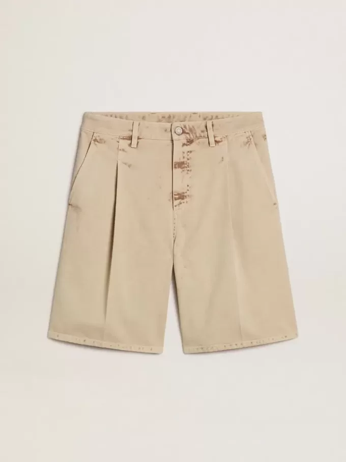 Bermudas de hombre en denim beige con acabado desgastado.
