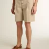 Bermudas de hombre en denim beige con acabado desgastado.