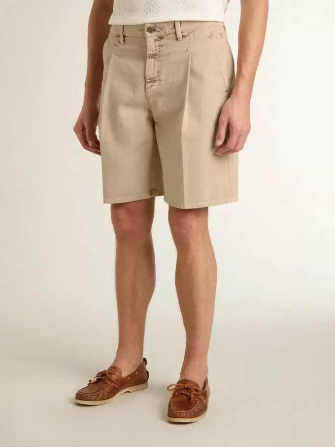 Bermudas de hombre en denim beige con acabado desgastado.