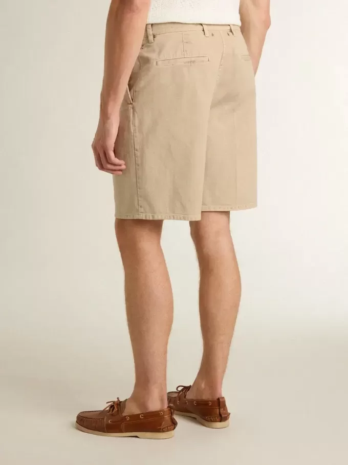 Bermudas de hombre en denim beige con acabado desgastado.