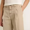 Bermudas de hombre en denim beige con acabado desgastado.