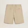 Bermudas de hombre en denim beige con acabado desgastado.