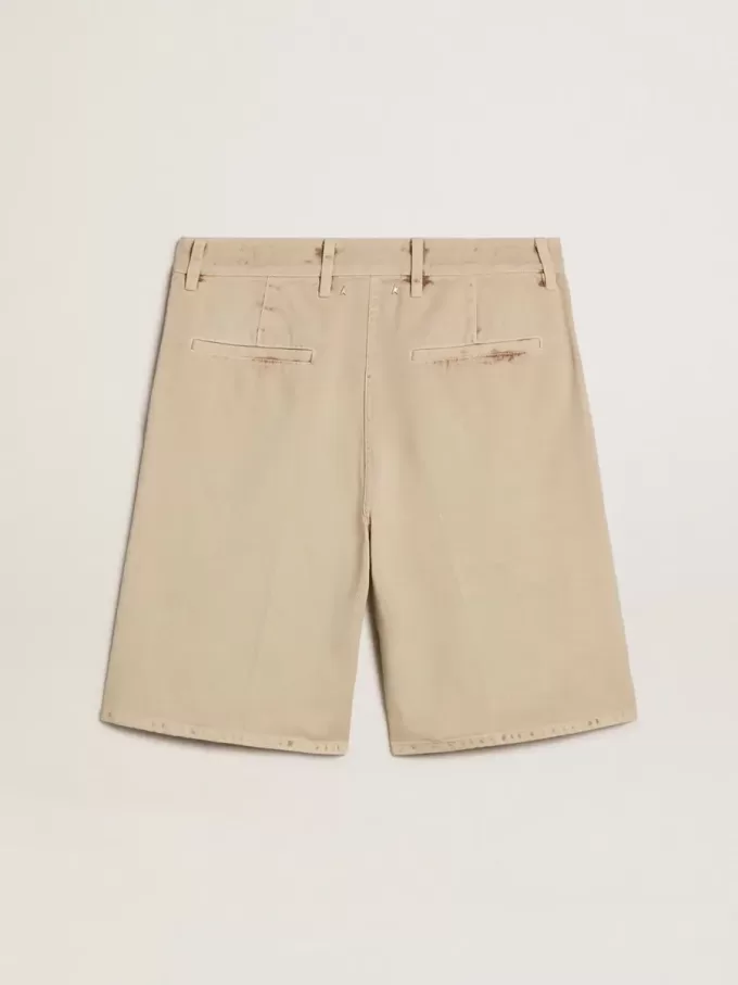 Bermudas de hombre en denim beige con acabado desgastado.