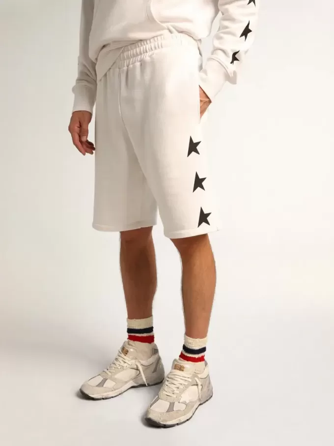 Bermudas vintage blancas para hombre con estrellas negras en contraste Bermudas vintage blancas para hombre con estrellas negras en contraste