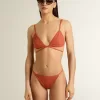 Bikini de mujer en jersey acanalado rojo ladrillo con cordones y detalles dorados