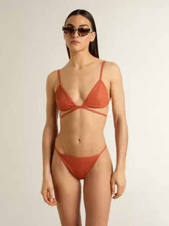 Bikini de mujer en jersey acanalado rojo ladrillo con cordones y detalles dorados