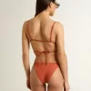 Bikini de mujer en jersey acanalado rojo ladrillo con cordones y detalles dorados