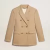 Blazer cruzado para mujer en color arena con botones heráldicos dorados