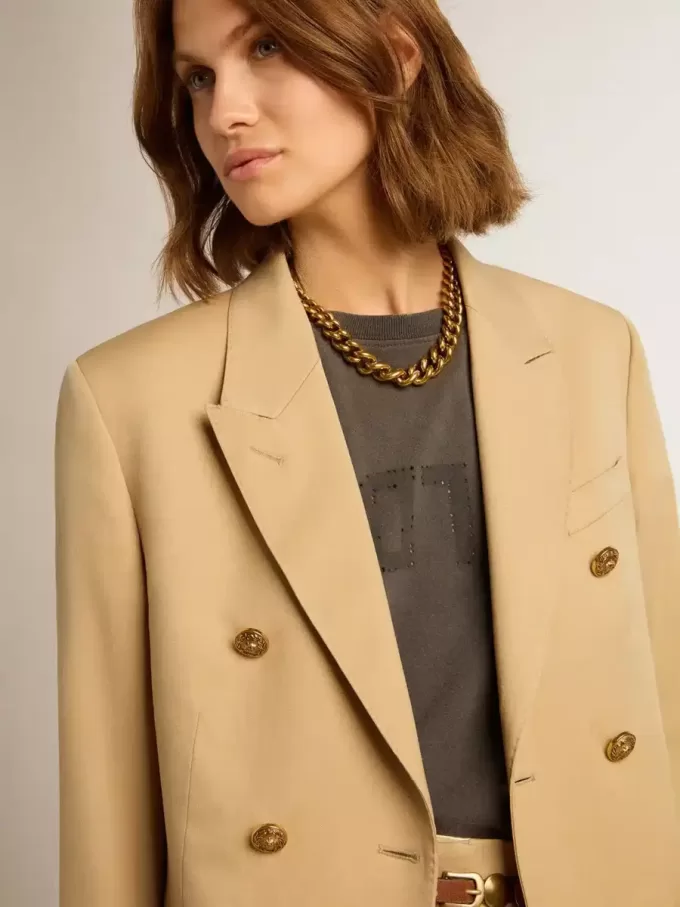 Blazer cruzado para mujer en color arena con botones heráldicos dorados
