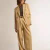 Blazer cruzado para mujer en color arena con botones heráldicos dorados