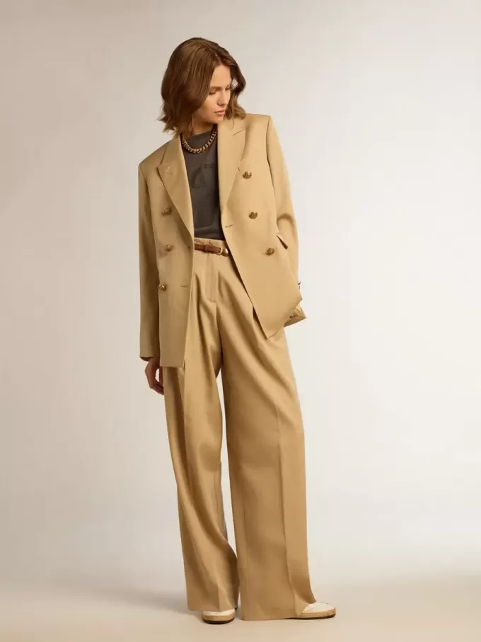 Blazer cruzado para mujer en color arena con botones heráldicos dorados