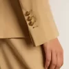 Blazer cruzado para mujer en color arena con botones heráldicos dorados