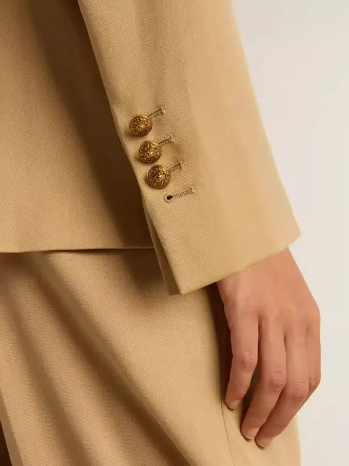 Blazer cruzado para mujer en color arena con botones heráldicos dorados