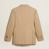 Blazer cruzado para mujer en color arena con botones heráldicos dorados