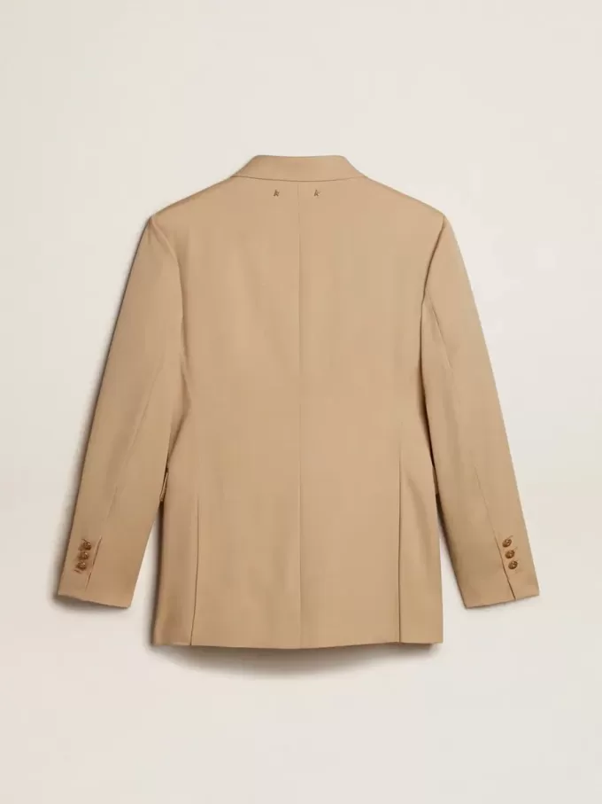 Blazer cruzado para mujer en color arena con botones heráldicos dorados