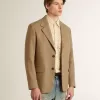 Blazer de hombre de una sola botonadura en mezcla de lino con diseño chevron en color arena. Blazer de hombre de una sola botonadura en mezcla de lino con diseño chevron en color arena.
