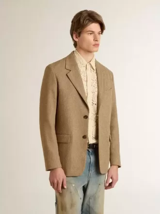 Blazer de hombre de una sola botonadura en mezcla de lino con diseño chevron en color arena.