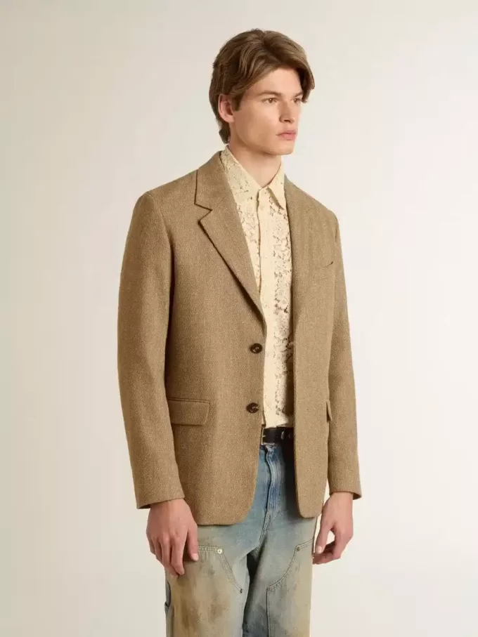 Blazer de hombre de una sola botonadura en mezcla de lino con diseño chevron en color arena. Blazer de hombre de una sola botonadura en mezcla de lino con diseño chevron en color arena.