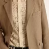 Blazer de hombre de una sola botonadura en mezcla de lino con diseño chevron en color arena. Blazer de hombre de una sola botonadura en mezcla de lino con diseño chevron en color arena.