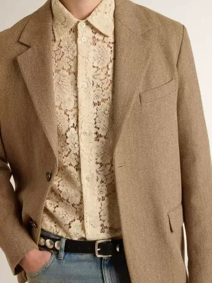 Blazer de hombre de una sola botonadura en mezcla de lino con diseño chevron en color arena. Blazer de hombre de una sola botonadura en mezcla de lino con diseño chevron en color arena.