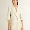 Blazer de mujer en mezcla de lana a rayas blancas y grises con mangas cortas. Blazer de mujer en mezcla de lana a rayas blancas y grises con mangas cortas.