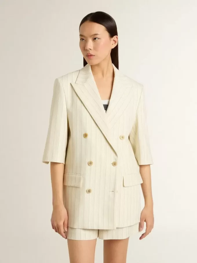 Blazer de mujer en mezcla de lana a rayas blancas y grises con mangas cortas. Blazer de mujer en mezcla de lana a rayas blancas y grises con mangas cortas.