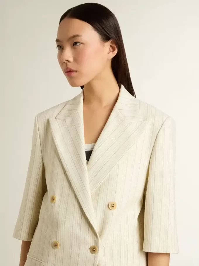 Blazer de mujer en mezcla de lana a rayas blancas y grises con mangas cortas. Blazer de mujer en mezcla de lana a rayas blancas y grises con mangas cortas.