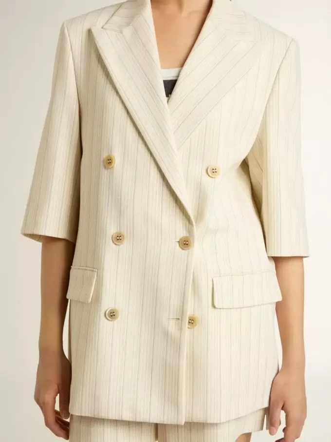 Blazer de mujer en mezcla de lana a rayas blancas y grises con mangas cortas. Blazer de mujer en mezcla de lana a rayas blancas y grises con mangas cortas.