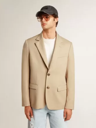 Blazer de un solo pecho en color arena con botones de cuerno