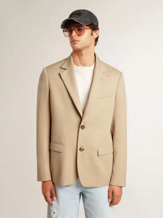 Blazer de un solo pecho en color arena con botones de cuerno Blazer de un solo pecho en color arena con botones de cuerno