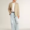 Blazer de un solo pecho en color arena con botones de cuerno Blazer de un solo pecho en color arena con botones de cuerno
