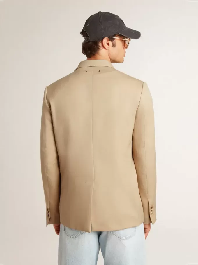 Blazer de un solo pecho en color arena con botones de cuerno Blazer de un solo pecho en color arena con botones de cuerno