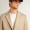 Blazer de un solo pecho en color arena con botones de cuerno Blazer de un solo pecho en color arena con botones de cuerno