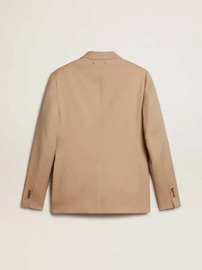 Blazer de un solo pecho en color arena con botones de cuerno Blazer de un solo pecho en color arena con botones de cuerno