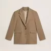 Blazer de una sola botonadura para mujer en color arena con diseño en espiga