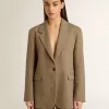 Blazer de una sola botonadura para mujer en color arena con diseño en espiga