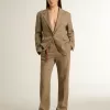 Blazer de una sola botonadura para mujer en color arena con diseño en espiga