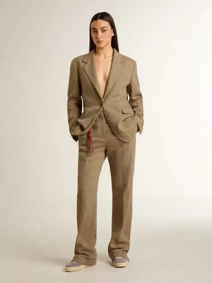 Blazer de una sola botonadura para mujer en color arena con diseño en espiga