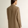 Blazer de una sola botonadura para mujer en color arena con diseño en espiga