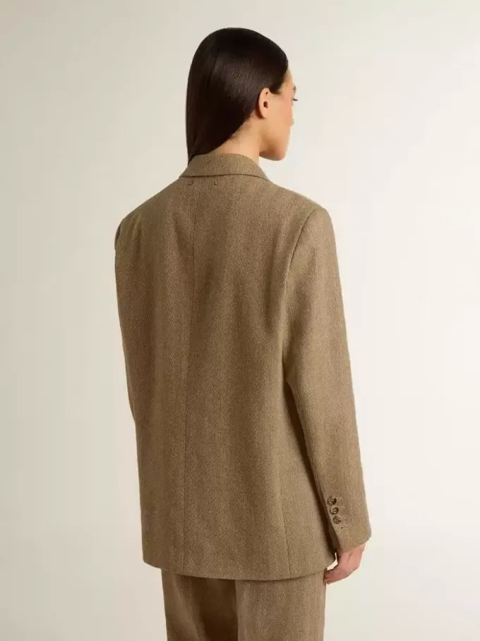 Blazer de una sola botonadura para mujer en color arena con diseño en espiga