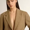 Blazer de una sola botonadura para mujer en color arena con diseño en espiga