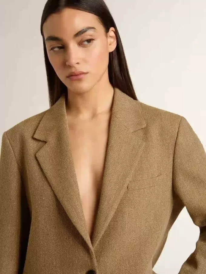Blazer de una sola botonadura para mujer en color arena con diseño en espiga