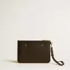 Bolsa de cuero negro con logotipo en relieve Bolsa de cuero negro con logotipo en relieve