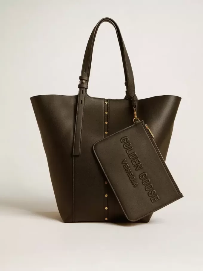 Bolsa de cuero negro con logotipo en relieve Bolsa de cuero negro con logotipo en relieve