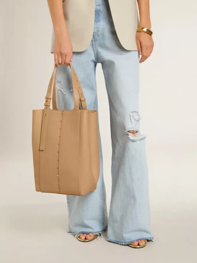 Bolso 24/7 North South en piel color capuchino con asas ajustables