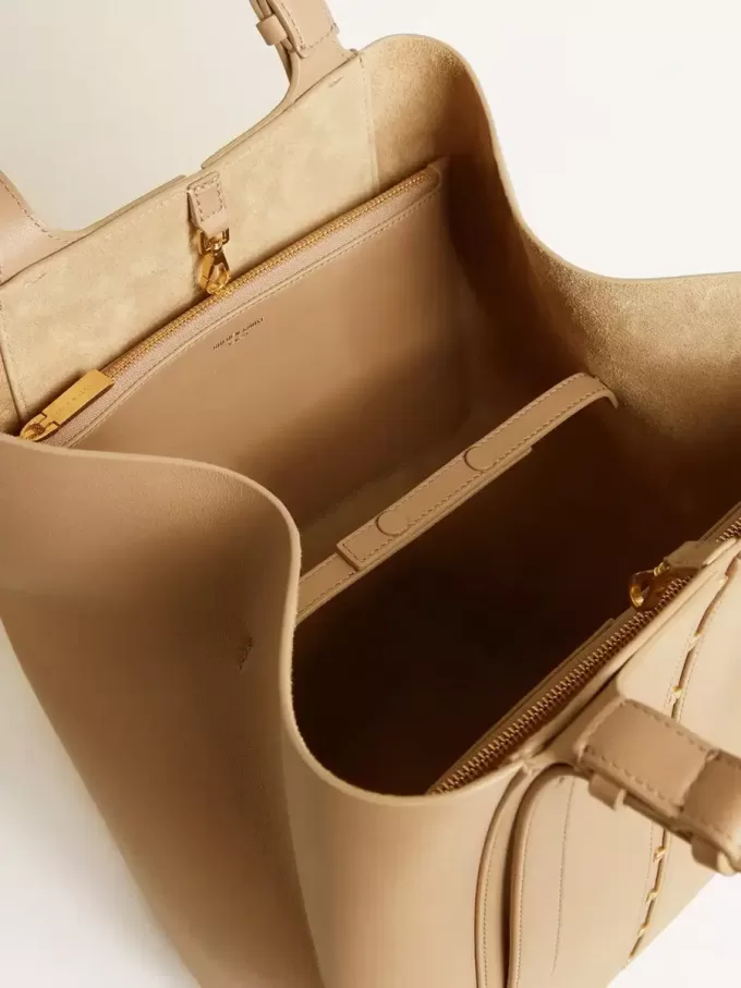 Bolso 24/7 North South en piel color capuchino con asas ajustables
