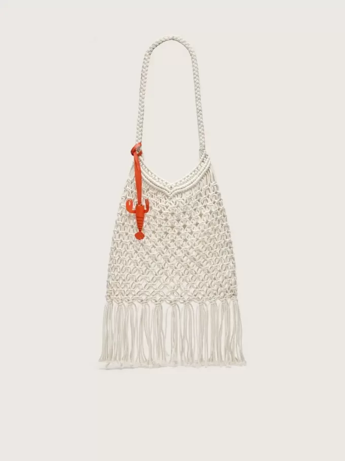 Bolso de macramé para mujer en algodón color mantequilla con un charm de langosta de cuero Bolso de macramé para mujer en algodón color mantequilla con un charm de langosta de cuero