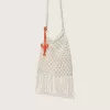 Bolso de macramé para mujer en algodón color mantequilla con un charm de langosta de cuero Bolso de macramé para mujer en algodón color mantequilla con un charm de langosta de cuero