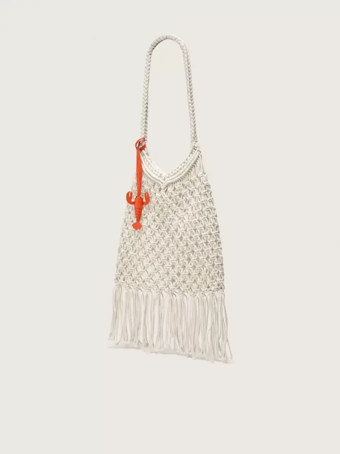 Bolso de macramé para mujer en algodón color mantequilla con un charm de langosta de cuero Bolso de macramé para mujer en algodón color mantequilla con un charm de langosta de cuero